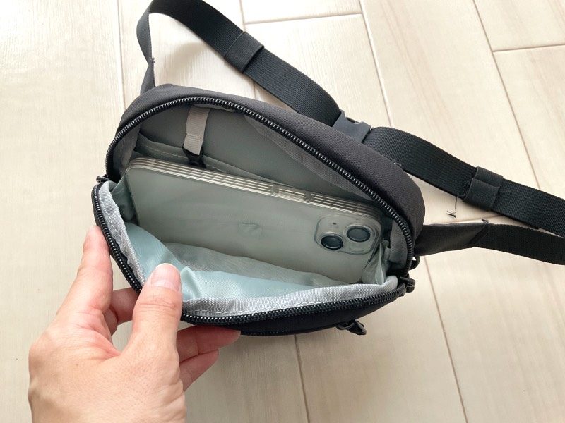 ボディバッグメイン収納スマホのみ