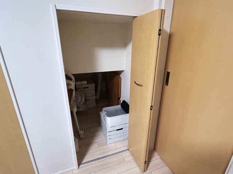 階段下開けた様子