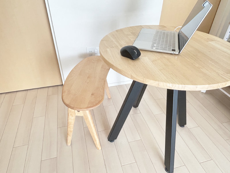 豆型ベンチとかなでものカフェテーブル